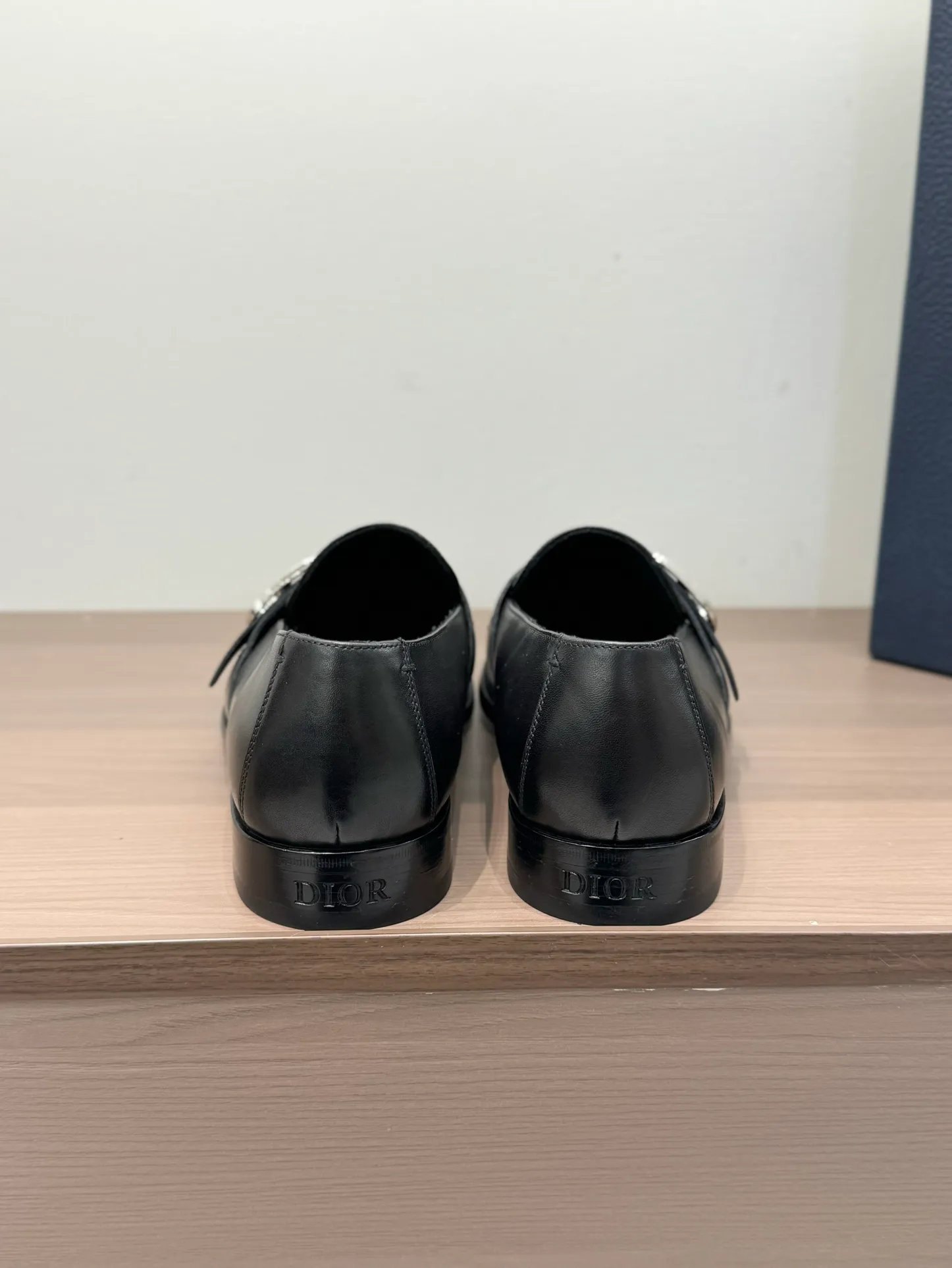 [Dior Dior] Top P: 960💰 Standard code 39-44 (38.45.46 custom-made, non-refundable and non-exchangeable) Dior Dior's latest high-end men's boutique casual leather shoes, the upper is carefully made of black cowhide/open-edge beaded leather/high-mercerized frosted cowhide, the classic silhouette shows elegance, and the upper strap is matched with a metal-coated CD Icon decorative buckle to enhance the style. Comfortable and lightweight, the Italian leather sole features anti-slip rubber inserts. The Blake structured leather sole with anti-slip details showcases Dio*'s exceptional craftsmanship. Elegant and refined, it can be matched with all kinds of suits.
